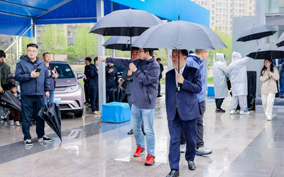 比亚迪总裁王传福冒雨走访县乡市场，网友：低调的不像个老总
